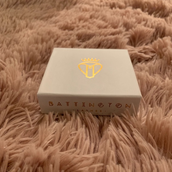 Lashes - Picture 2 of 3